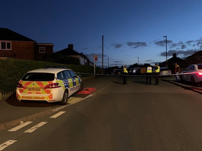 26 de junio de 2022, Reino Unido, Kingstanding: Los servicios de emergencia acuden al lugar de los hechos en Dulwich Lane, Kingstanding, en el norte de Birmingham, donde una propiedad ha quedado destruida por una explosión