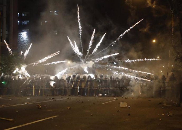 Archivo - Imagen de archivo de un despliegue policial durante las protestas en Perú.