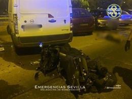 Hospitalizado en estado crítico en Sevilla un motorista de 35 años que chocó contra varios vehículos estacionados