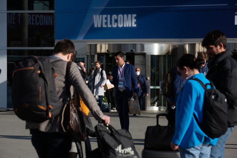 Archivo - Visitantes abandonan la Fira en la clausura del Mobile World Congress 2022, en la Fira de Barcelona, a 3 de marzo de 2022, en  L'Hospitalet de Llobregat, Barcelona, Catalunya (España)