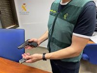 A prisión en Almería por amenazar con un arma a la dueña de la casa donde guardó material para cultivar marihuana