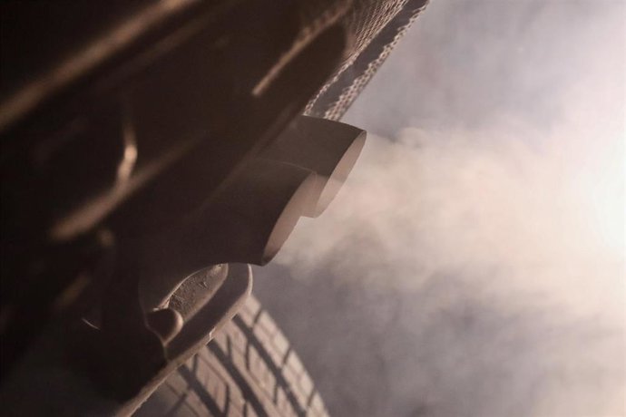 Archivo - Tubo de escape de un coche emitiendo polución.