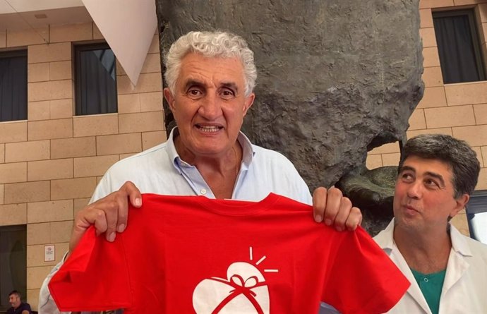 Romay muestra la camiseta pro donación de órganos en el Reina Sofía de Córdoba.