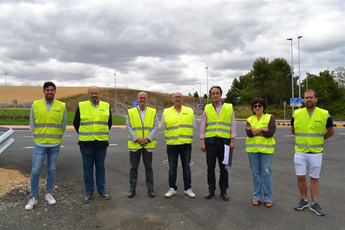 El consejero de Cohesión Territorial, Bernardo Ciriza, el alcalde de la Cendea de Olza, Moisés Garjón, y la presidenta del concejo de Arazuri, Alicia García, el gerente de Construcciones Osés, Alberto Latienda y representantes de la empresa constructora.