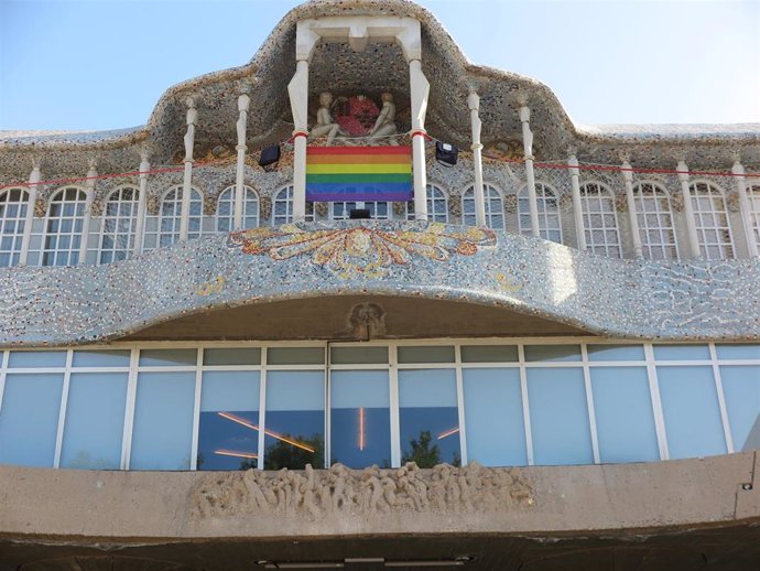 La lona emblema con los colores del arcoíris se exhiben en la Asamblea Regional con motivo del Día del orgullo LGTBI