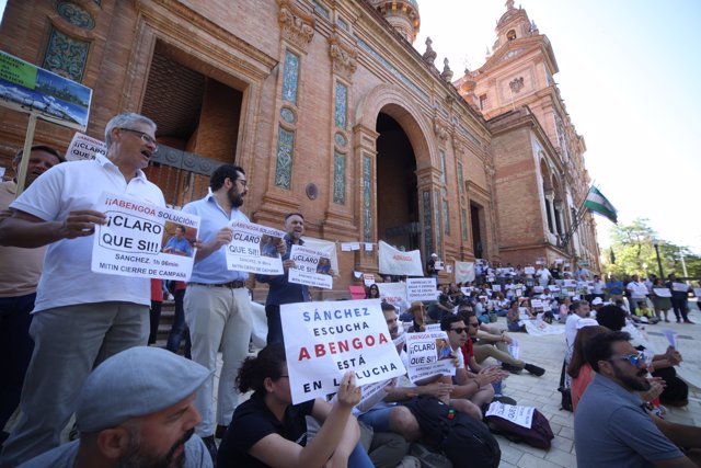 Trabajadores de Abengoa se concentran ante la Subdelegación del Gobierno en Sevilla.