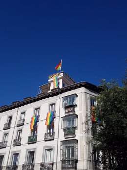 Banderas arcoíris en un edificio de Madrid