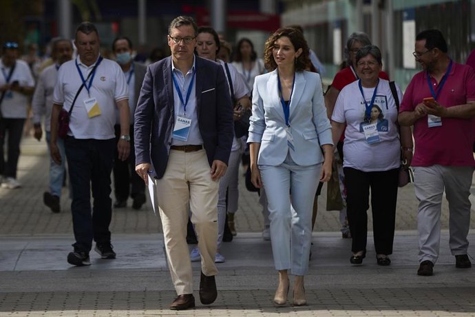 Archivo - El secretario general del PP de Madrid, Alfonso Serrano, y la presidenta del PP de Madrid, Isabel Díaz Ayuso
