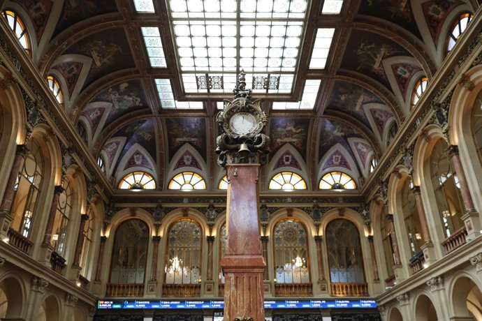 Archivo - El reloj de la bolsa de 4 esferas, la que ejerce de barómetro está estropeada e indica siempre que el tiempo es variable, en el Palacio de la Bolsa de Madrid, a 26 de mayo de 2022, en Madrid (España). 