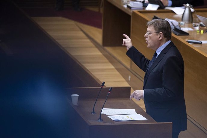 Archivo - El president de la Generalitat Valenciana, Ximo Puig, interviene durante un pleno de Les Corts