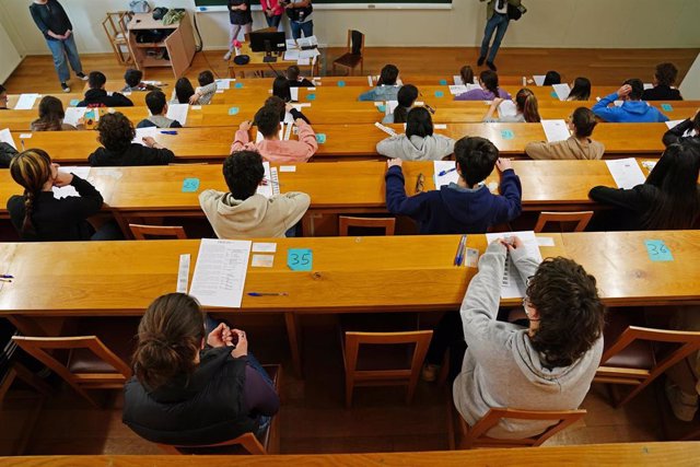 Estudiantes esperan antes de comenzar las pruebas de acceso a la universidad 2022, a 7 de junio de 2022, en Santiago de Compostela, A Coruña, Galicia (España).