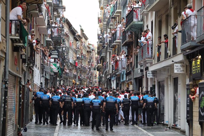 Archivo - La policía municipal de Navarra organiza a los transeúntes antes del primer encierro de las fiestas de San Fermín en 2019.