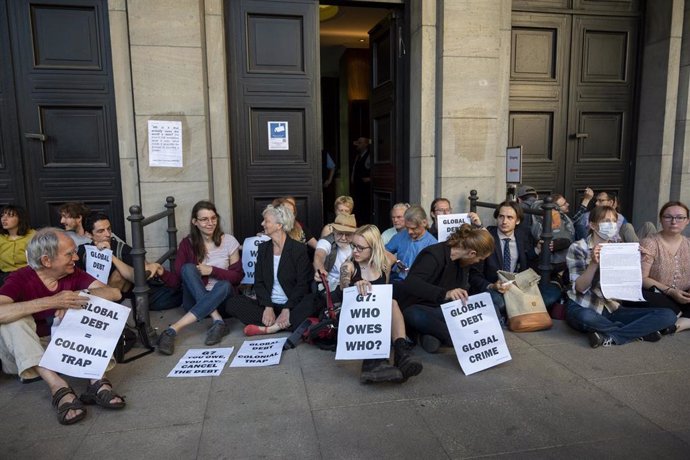 Protesta de activistas climáticos frente a la sede del Ministerio de Finanzas de Alemania, en Berlín, durante una protesta contra la cumbre del G7 en Baviera