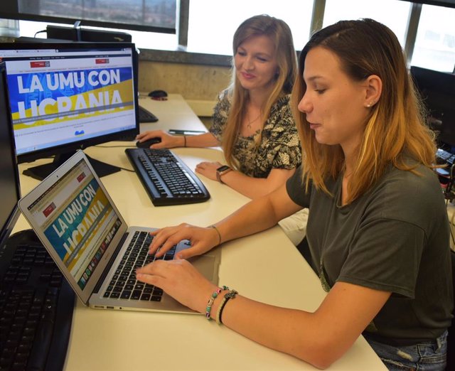Estudiantes de la UMU de origen ucraniano consultan la página web con la información del programa de ayuda