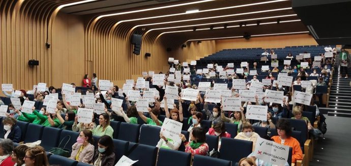Orientadores educativos levantan pancartas a favor de este servicio público en un acto con cargos de la Consejería