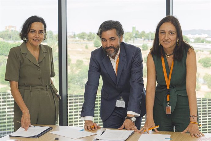 La directora general de banca para particulares de ING, Almudena Román; el consejero delegado de ING España & Portugal, Ignacio Juliá, y la consejera delegada de Admiral Europa, Elisa Blas.