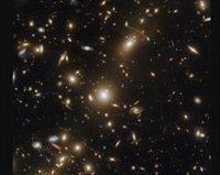Hubble capta una colección de lentes gravitacionales en la Osa Mayor