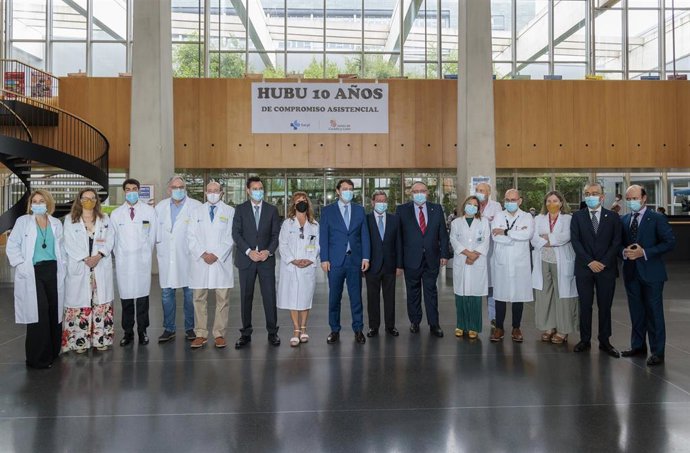 Mañueco en el centro de la imagen en su visita al HUBU en el décimo aniversario del hospital