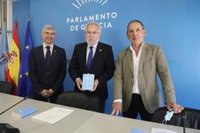 Más de 430 leyes salieron en 40 años de autonomía de la Cámara gallega, que publica el Código Parlamentario de Galicia