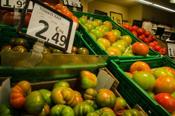 Archivo - Lineal de tomates en un mercado
