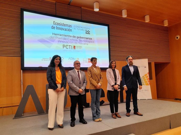 El consejero Cigudosa y la presidenta Chivite junto a los ponentes del encuentro 'Ecosistemas de Innovación'