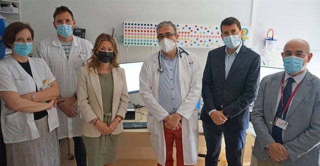 El gerente del área de salud I (Murcia/Oeste), Francisco Soriano (derecha imagen), y la directora médico del hospital Virgen de la Arrixaca, Juana Fernández (izquierda), junto a miembros de la Unidad para el Estudio de Trastornos Respiratorios