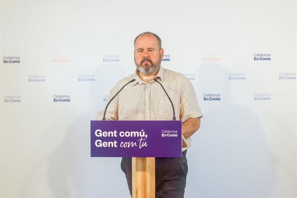 El portavoz de los comuns y diputado en el Congreso, Joan Mena, en rueda de prensa.