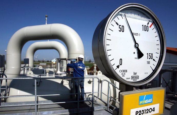 Archivo - FILED - 03 May 2006, Thuringia, Eischleben: An employee monitors operations at a compressor station of the natural gas supplier Wingas. The president of Germany's Federal Network Agency, which regulates essential services including gas supply,