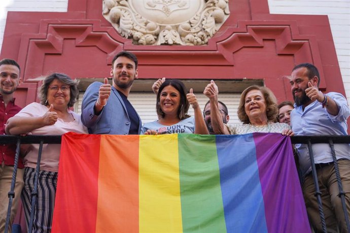 La vicesecretaria general del PSOE de Andalucía, Ángeles Férriz, participa en el acto LGTBI organizado en la sede socialista junto al secretario LGTBI del PSOE-A, Manolo Rosado y el secretario LGTBI del PSOE, Víctor Gutiérrez (Foto de archivo).