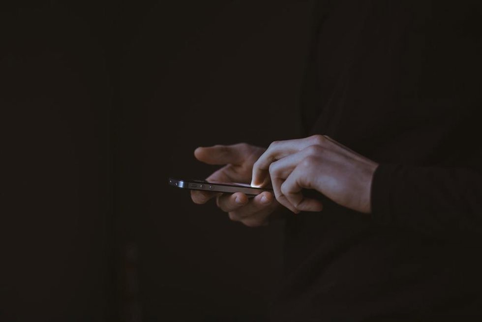 Recurso de persona usando un teléfono móvil