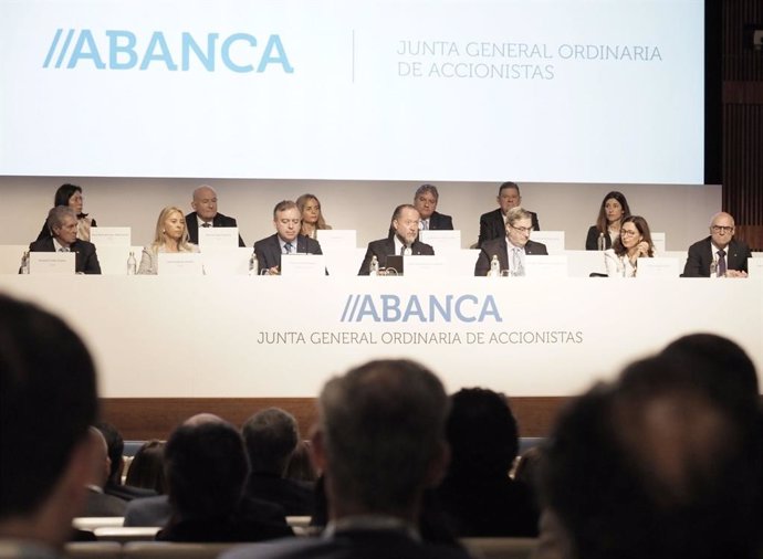 La Junta General de Accionistas de Abanca aprueba el nombramiento de González-Páramo como nuevo consejero independiente.