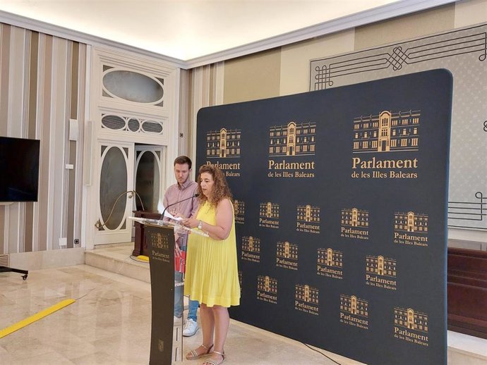 La portavoz parlamentaria del Grupo Socialista, Pilar Costa, y el diputado Ares Fernández, en rueda de prensa.