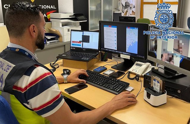 Imagen de un agente investigando ciberdelincuencia