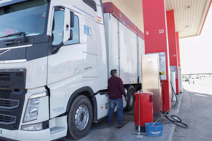 Archivo - Una persona reposta gasolina en su camión en una gasolinera