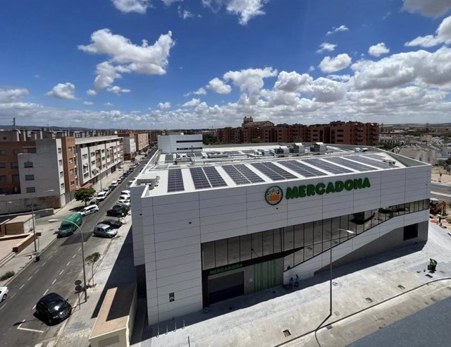 El nuevo supermercado eficiente de Mercadona en la calle Isla Tabarca, con placas solares en la cubierta para su autoabastecimiento de energía.