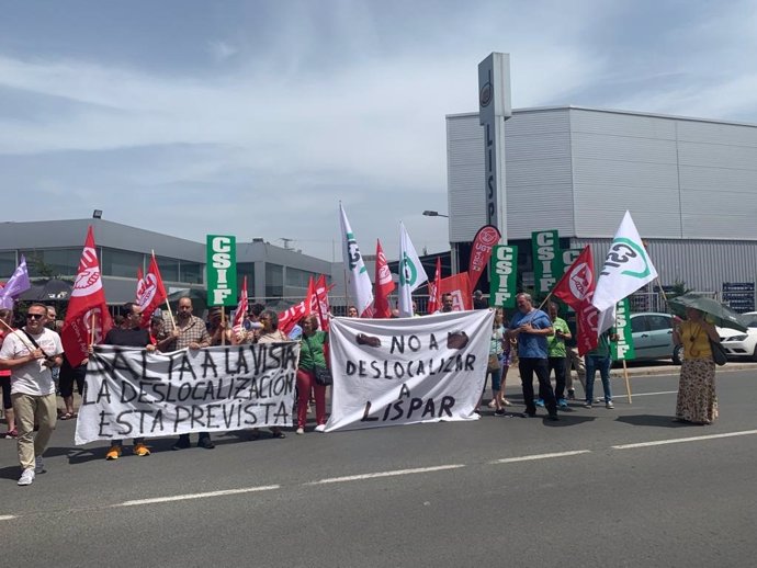 Trabajadores y sindicatos se concentran para protestar contra la deslocalización de la empresa LISPAR, S.L