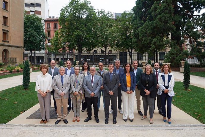 Los consejeros Mikel Irujo y Juan Cruz Cigudosa,  junto a representantes de las empresas impulsoras del Cluster