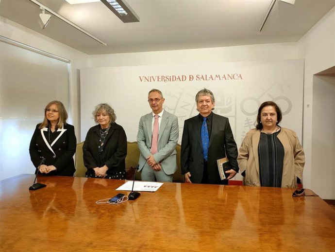 La antropóloga Rita Segato y el biólogo García Cairasco junto al rector de la USAL, Ricardo Rivero (c), y las profesoras de la USAL y madrinas de los honoris causa, Inmaculada Sánchez Barrios (i) y Dolores López García (d).