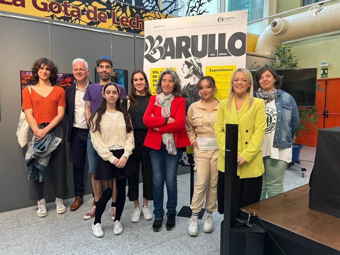 El alcalde de Logroño, Pablo Hermoso de Mendoza, junto a jóvenes creadores logroñeses, han presentado esta mañana la segunda edición del festival de arte joven Barullo Fest 22, que se celebrará del 4 al 9 de julio en las inmediaciones de La Gota.