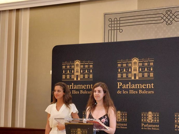 La portavoz parlamentaria ajunta de Unidas Podemos, Esperana Sans, y la vicepresidenta del Parlament y diputada de Unidas Podemos, Gloria Santiago, en rueda de prensa.