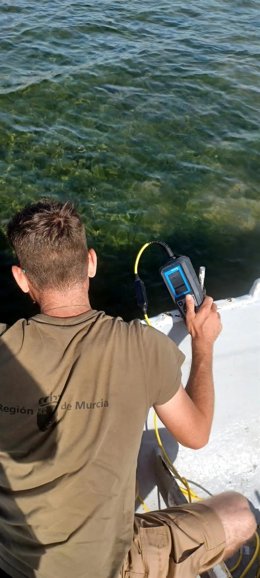 Un técnico del IMIDA hace mediaciones en el Mar Menor