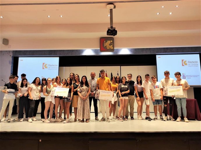 Autoridades y galardonados en la entrega los premios del proyecto 'Los y las jóvenes damos un paso al frente'.