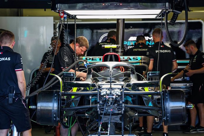Mecánicos de Mercedes en el garaje