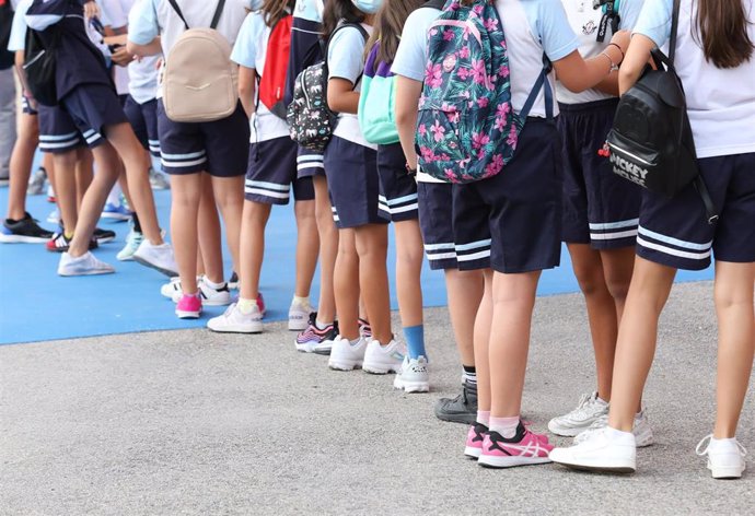 Archivo - Un grupo de niños esperan a entrar en el colegio.