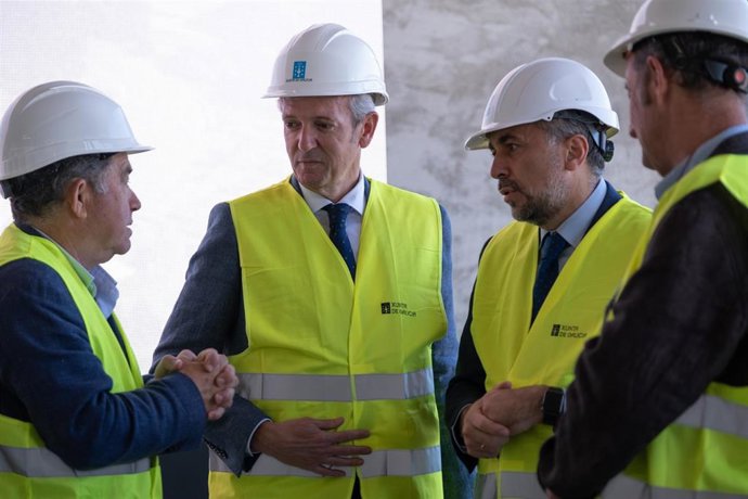 O presidente da Xunta, Alfonso Rueda, acompañado pola conselleira de Infraestruturas e Mobilidade, Ethel Vázquez, e polo conselleiro de Sanidade, Julio García Comesaña, visita as obras do Hospital Público Gran Montecelo (Pontevedra)