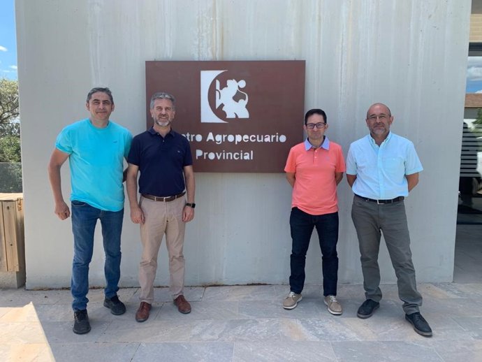 El delegado de Agricultura en la Diputación de Córdoba, Francisco Ángel Sánchez (segundo por la izda.), visita las instalaciones del Centro Agropecuario Provincial.