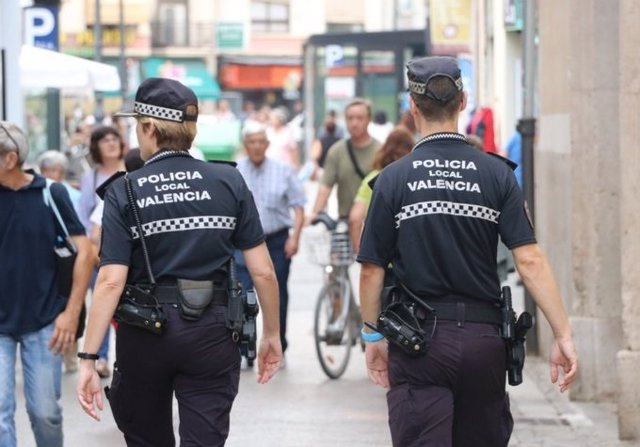 Imagen de dos agentes de la Policía Local de València por la ciudad