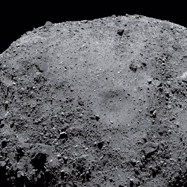 La nave espacial OSIRIS-REx de la NASA capturó esta vista de un deslizamiento de tierra inducido por un impacto en el asteroide Bennu