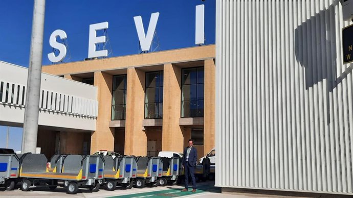 Sergio Millanes, director del Aeropuerto de Sevilla, frente a la nueva zona sur del terminal.