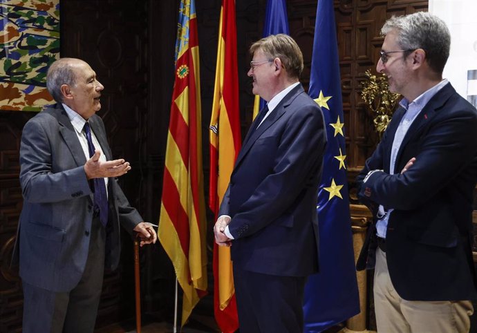 (I-D) El médico jubilado Carlos Sanjuán, galardonado con el premio Ciudadano Europeo 2022, es recibido en audiencia por el presidente de la Generalitat valenciana, Ximo Puig y el conseller de Hacienda, Arcadi Espada, en el Palau de la Generalitat